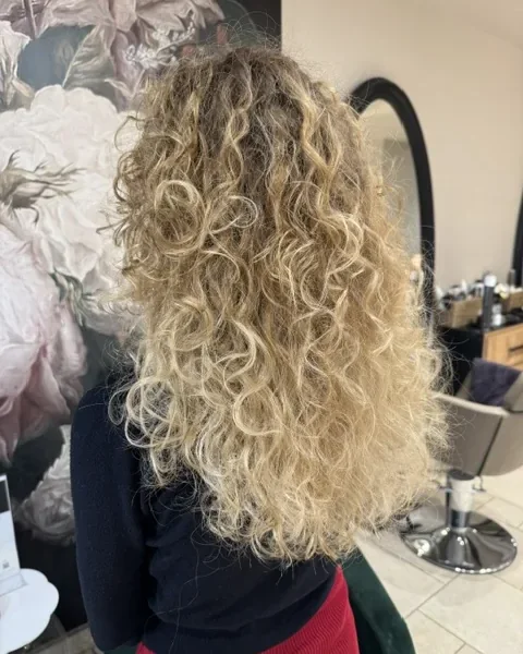 realisation-cheveux-boucles-blonds