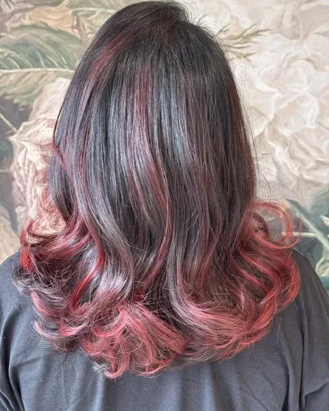 realisation-meches-rouges-cheveux-bruns